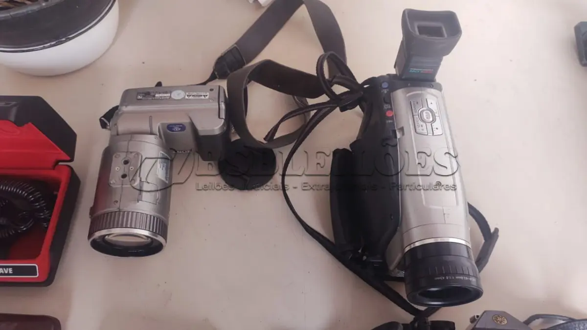 LOTE 418 - LOTE COM CÂMARAS E FILMADORA E UM TRIPÉS MÁQUINA DE BARBEAR ANTIGA  (NO ESTADO)
