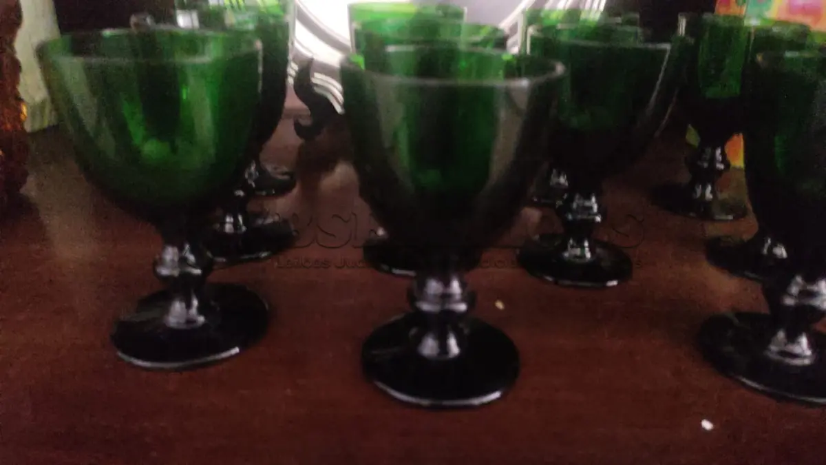 LOTE 335 - BELÍSSIMAS TAÇAS DE PÉ ALTO PARA VINHO, IMPORTADAS EXECUTADAS LOTE COM 11 TAÇAS NA TONALIDADE VERDE ESMERALDA 10 CM X 6,5 CM (NO ESTADO)