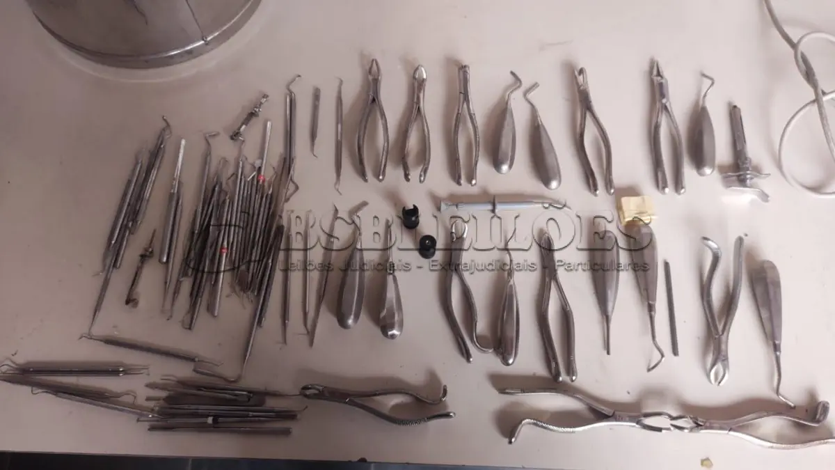 LOTE 421 - LOTE COM DIVERSOS ITENS ODONTOLÓGICOS (NO ESTADO)