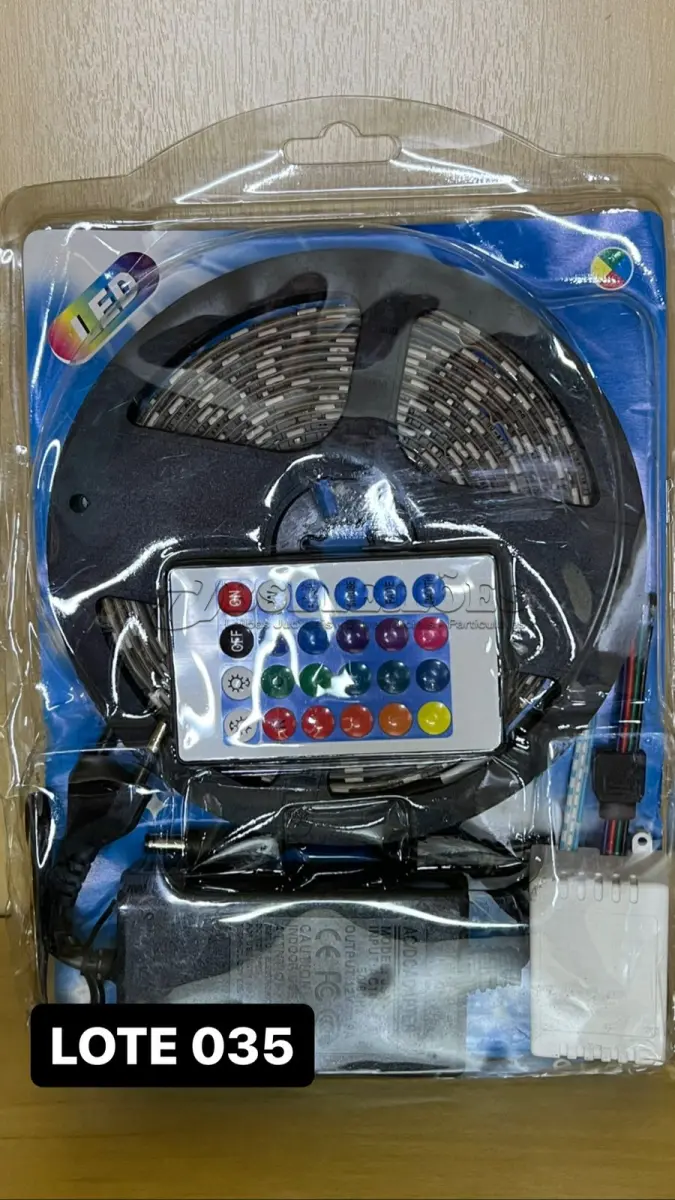 LOTE 035 - 01 FITA LED DE 5 METROS COM CONTROLE REMOTO E DIVERSAS TROCAS DE CORES NO CONTROLE(NO ESTADO)