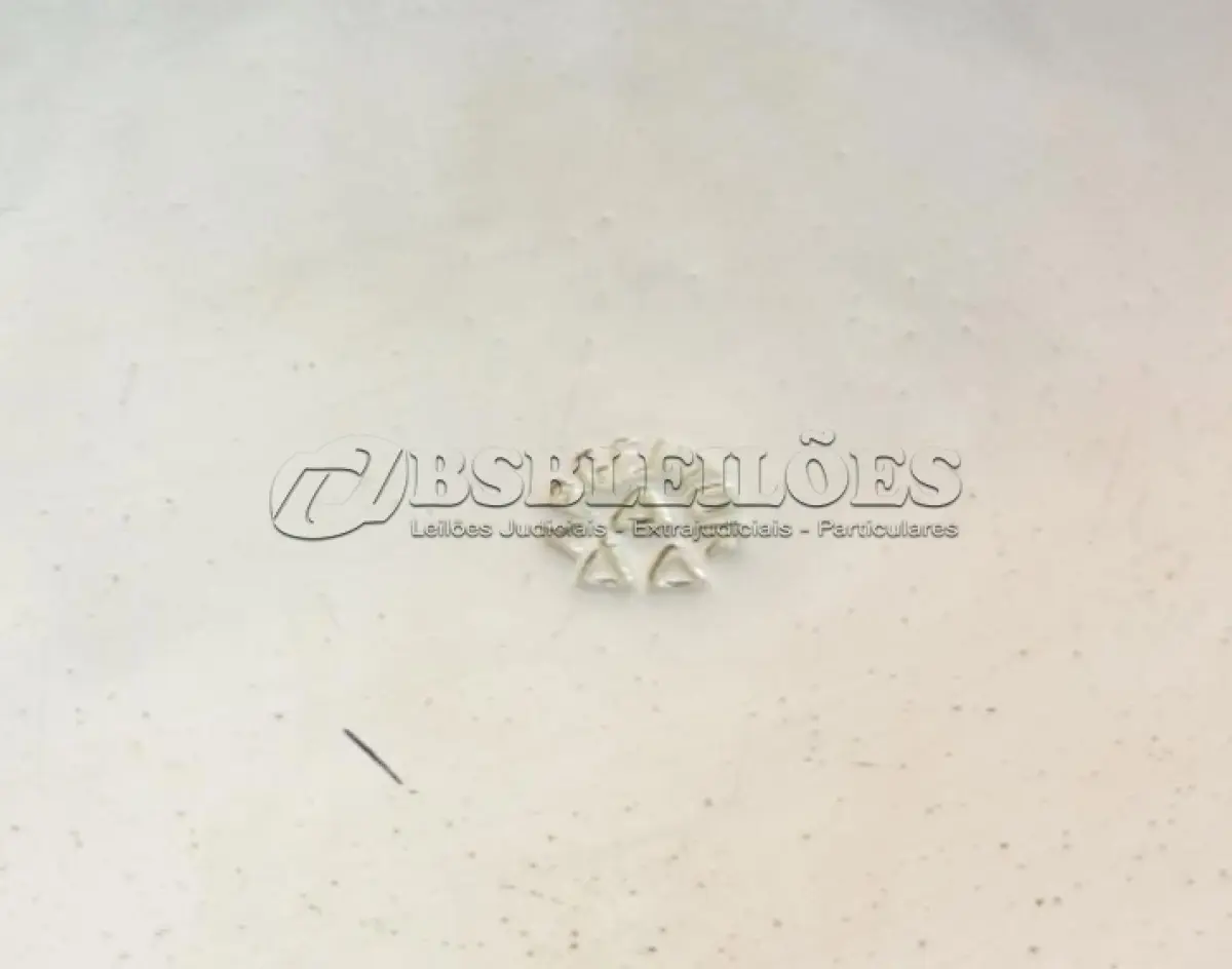 LOTE 302 - LOTE COM DUAS PEÇAS FLOREIRA ESTILO INGLÊS METAL ESPESSURADO  DIÂMETRO DE 10 CM E ALTURA DE 11 CM. CESTA EM METAL PRATEADO NUMERADA NA BASE. ALTURA DE 5,5 CM E DIÂMETRO DE 24 CM. (NO ESTADO)