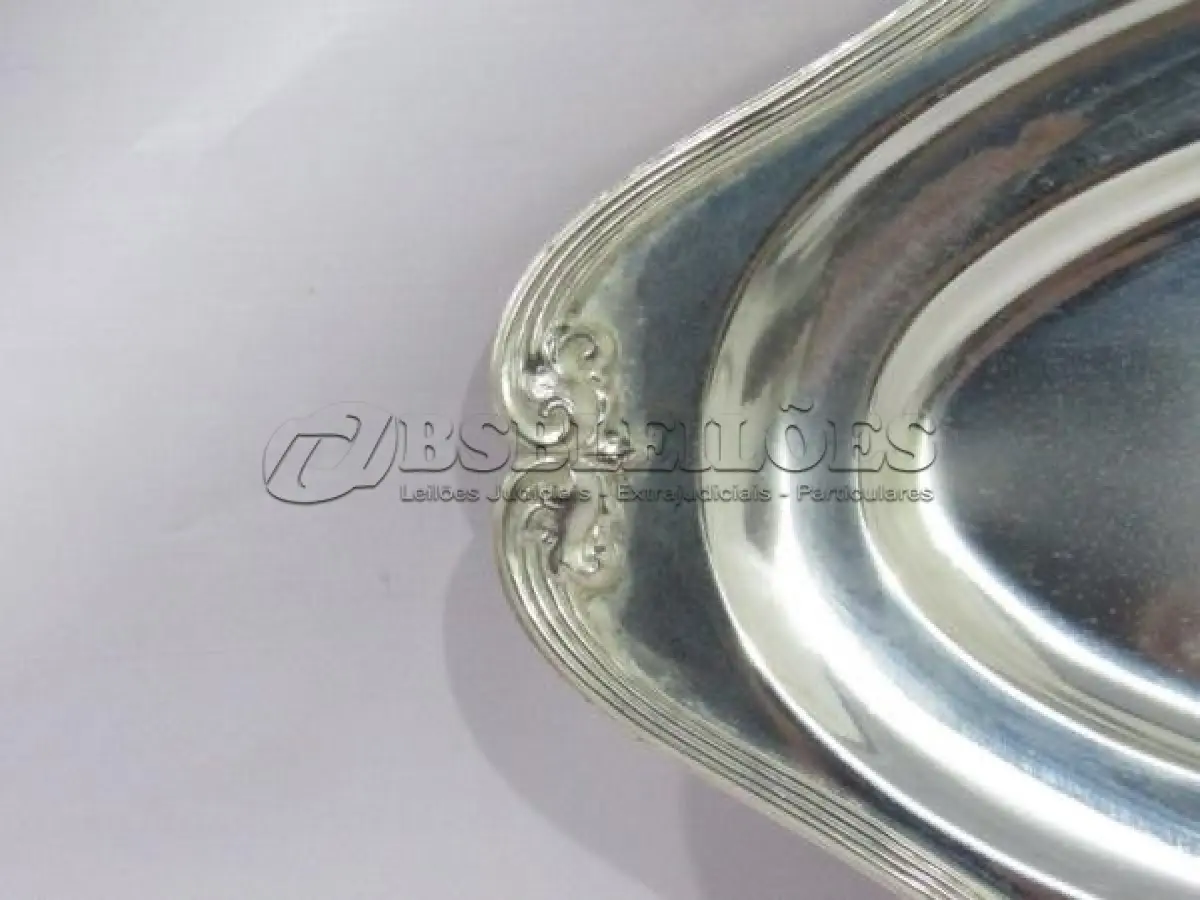 LOTE 217 - TRAVESSA EM METAL ESPESSURADO A PRATA, 64CM X 26CM (NO ESTADO)