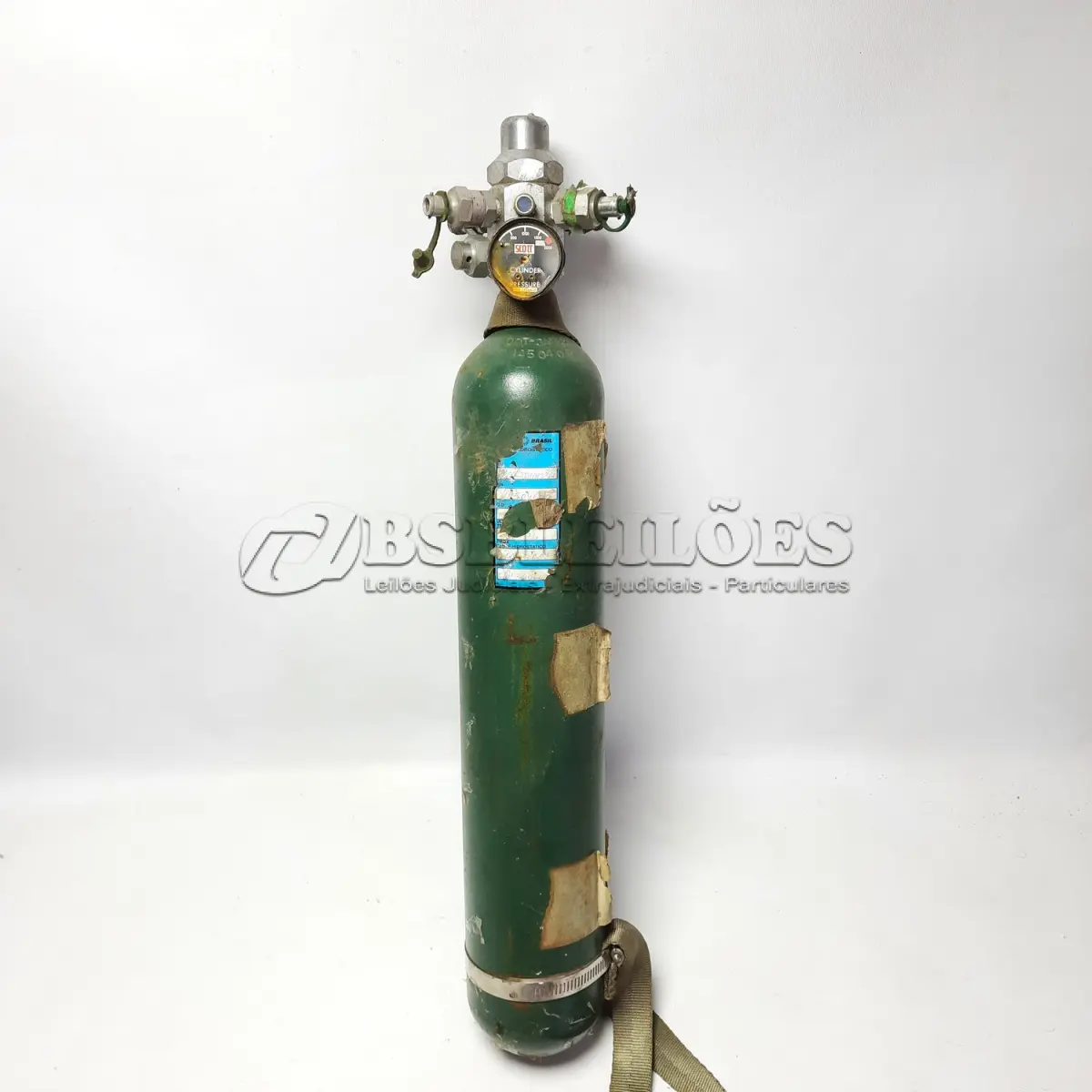LOTE 231 - RARO SCOTT AVIATORS BREATHING - ANTIGO  PORTÁTIL DE OXIGÊNIO MODELO "SERIES 5009" USADO EM AERONAVE DA TRANSBRASIL,  MEDE 10 CM DE DIÂMETRO E 56 CM DE ALTURA. ARREMATADO POR: (NO ESTADO)