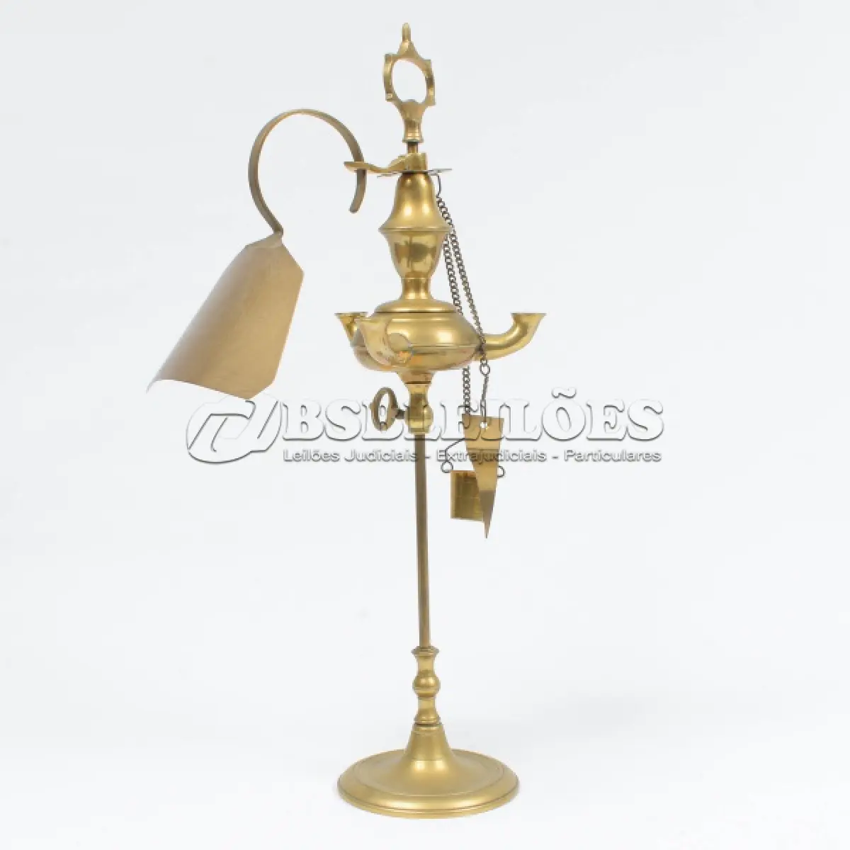 LOTE 294 - RARA LAMPARINA DE MESA EM METAL AMARELO COM PARA VENTO E APAGADOR. ALT 37 CM.(NO ESTADO)