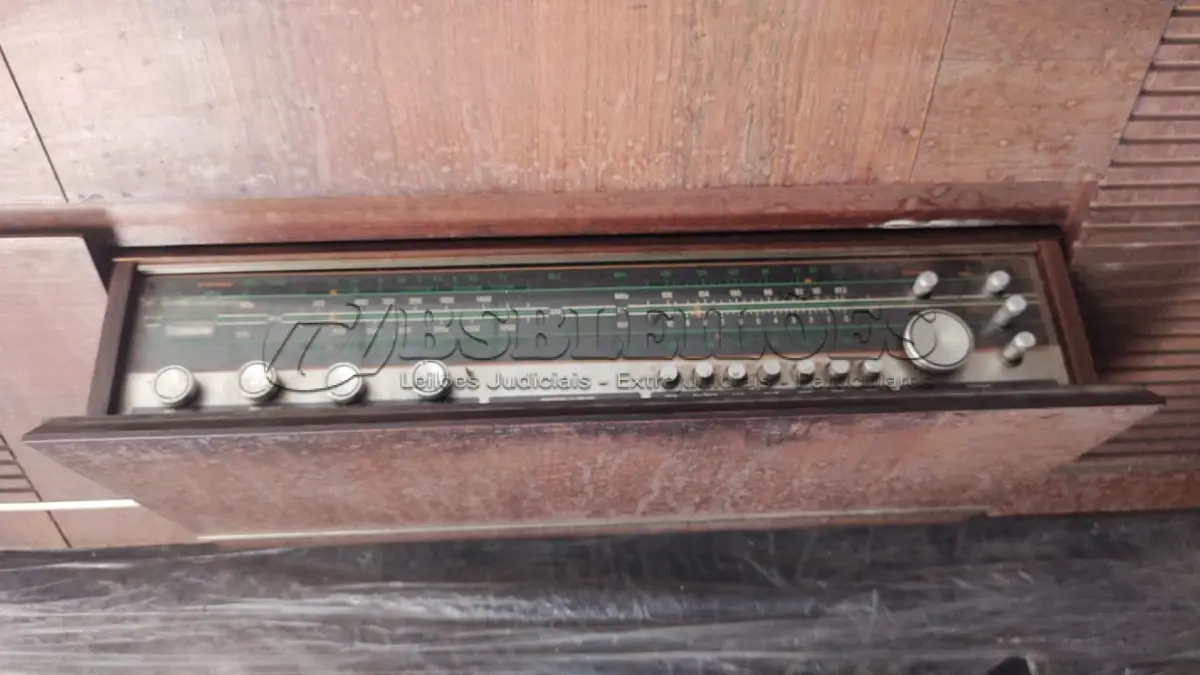 LOTE 323 - ANTIGA PHILIPS DOS ANOS 60- EM MADEIRA NOBRE AGENDADA, SEGUNDO A DONA FUNCIONANDO ATÉ 2 ANOS ATRÁS DEPOIS FOI GUARDADO EDTA LIGANDO (NO ESTADO)