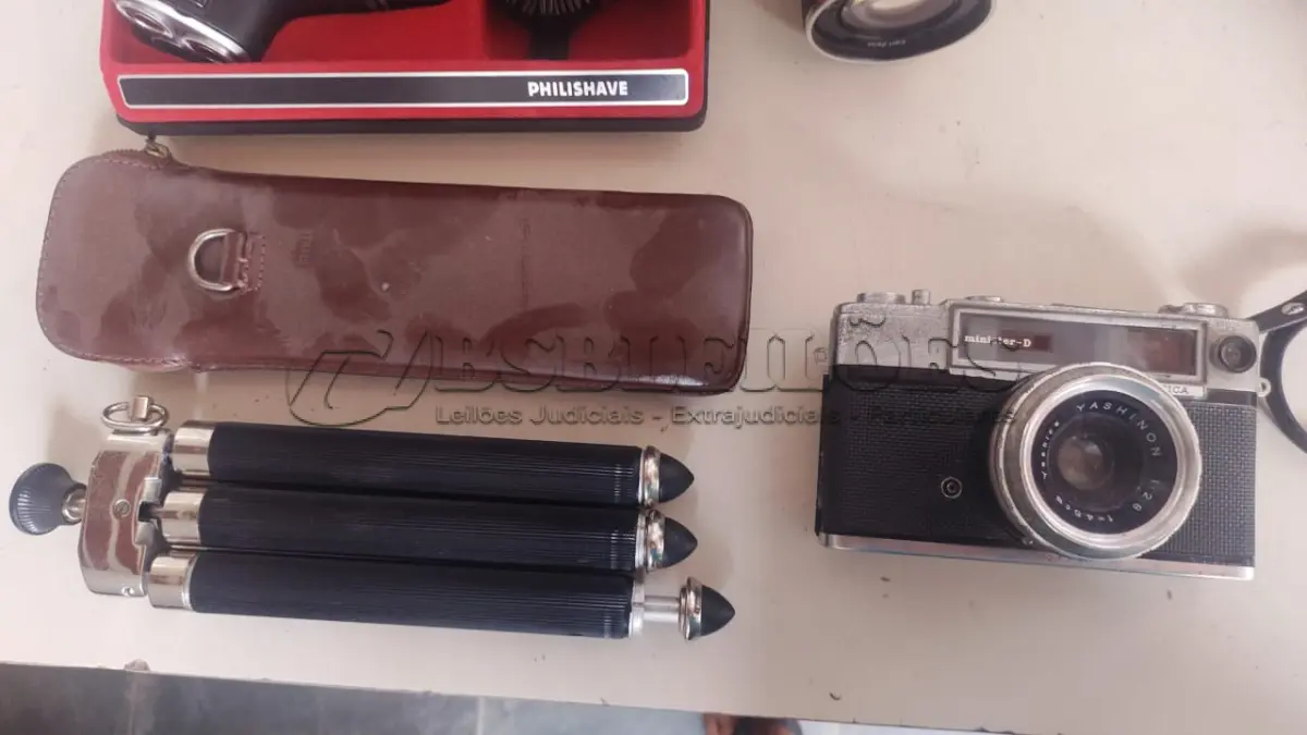 LOTE 418 - LOTE COM CÂMARAS E FILMADORA E UM TRIPÉS MÁQUINA DE BARBEAR ANTIGA  (NO ESTADO)