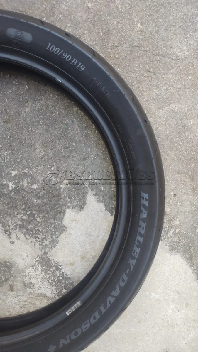 LOTE 363 - PNEU 100/90 B19 MICHELIN SCORCHER 31 HARLEY DAVIDSON (NO ESTADO)