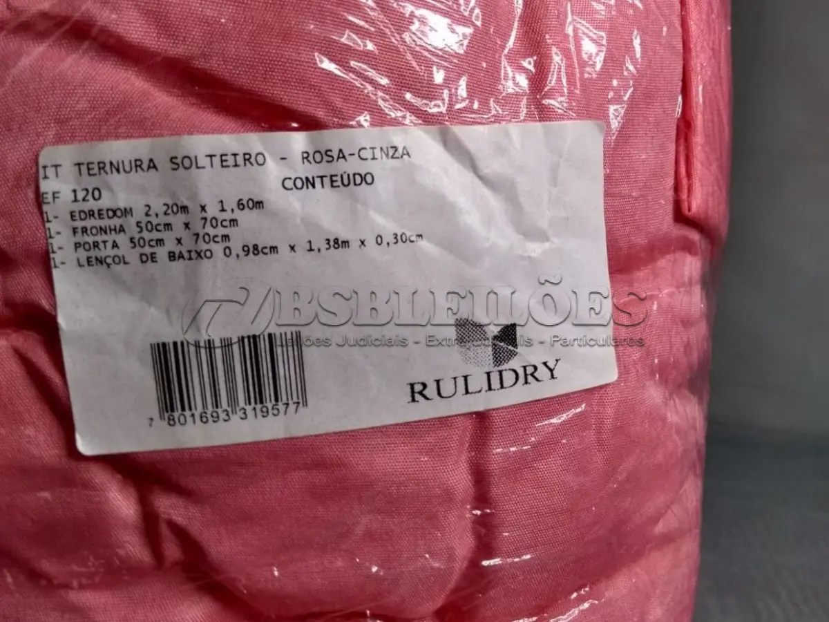 LOTE 536 - UM ROUPÃO FEMININO ROSA E UM EDREDOM SOLTEIRO (NO ESTADO)