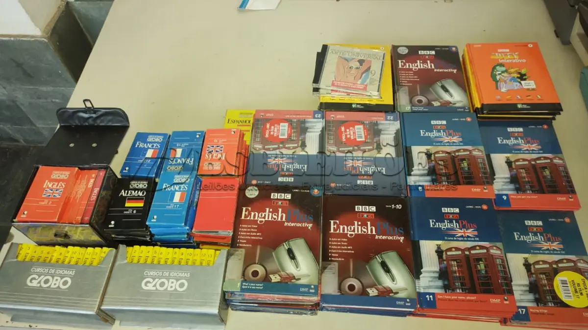 LOTE 593 - LOTE COM DIVERSOS CURSOS DE LÍNGUAS INGLÊS FRANCÊS (NO ESTADO)