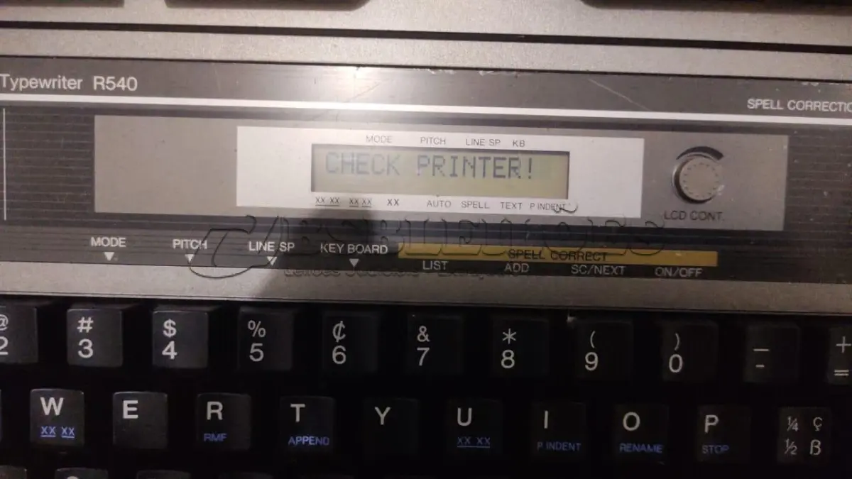 LOTE 555 - MÁQUINA DE ESCREVER ANTIGA FUNCIONANDO PERFEITAMENTE (NO ESTADO)