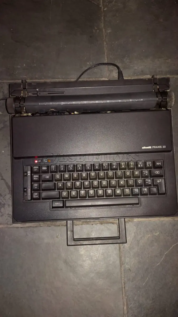 LOTE 549 - MÁQUINA DE ESCREVER ANTIGA FUNCIONANDO PERFEITAMENTE (NO ESTADO)