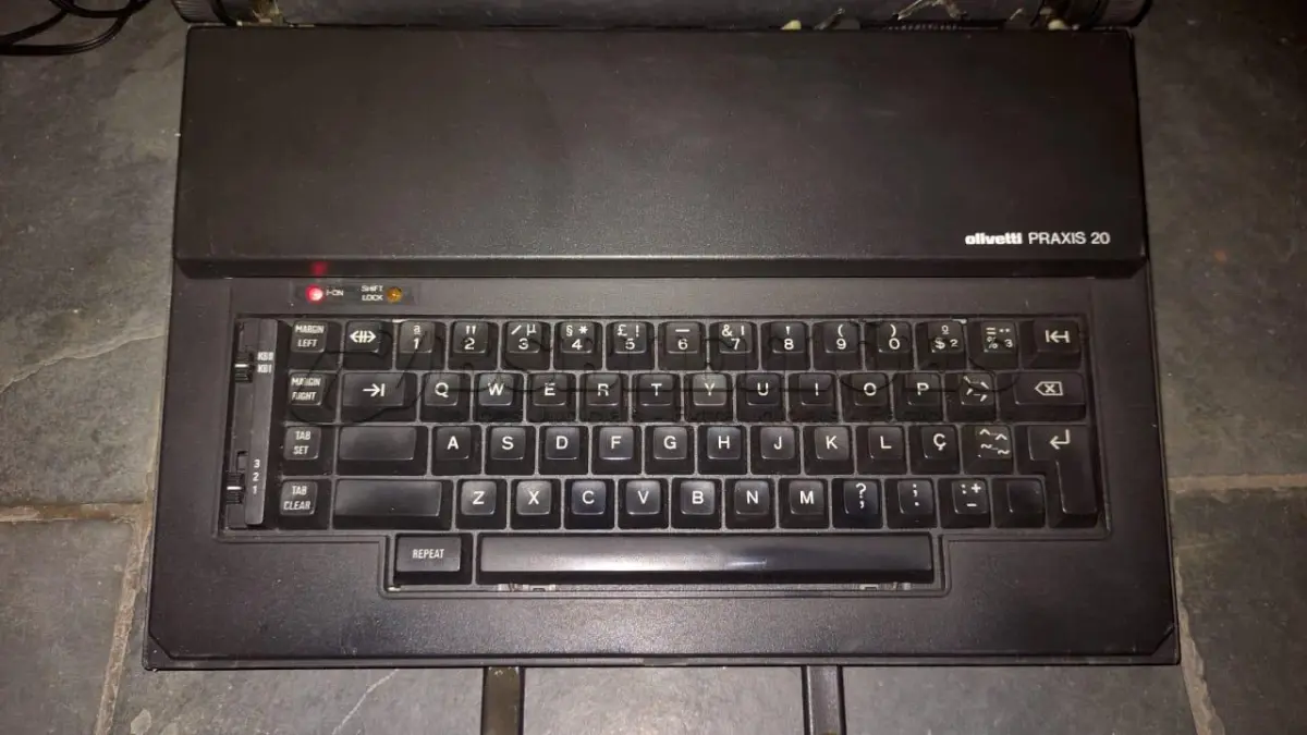 LOTE 552 - MÁQUINA DE ESCREVER ANTIGA FUNCIONANDO PERFEITAMENTE (NO ESTADO)