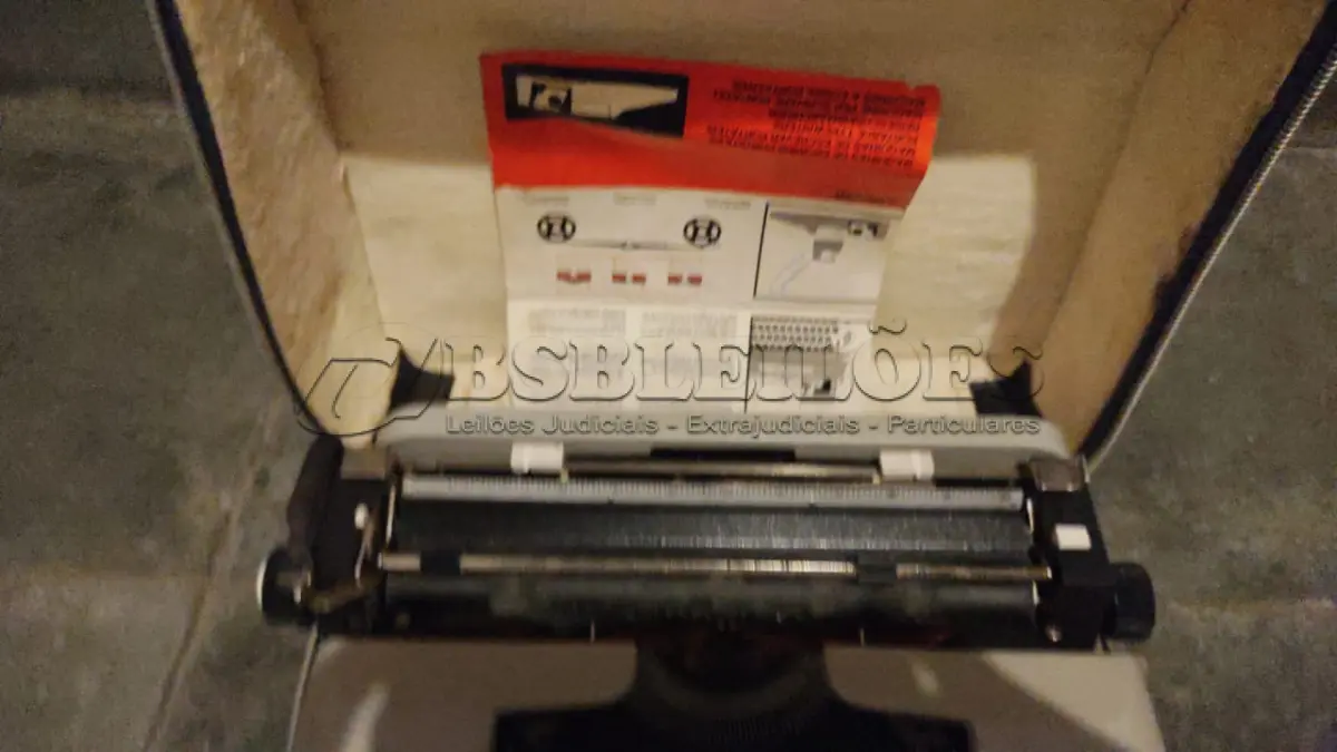 LOTE 546 - MÁQUINA DE ESCREVER ANTIGA FUNCIONANDO PERFEITAMENTE (NO ESTADO)
