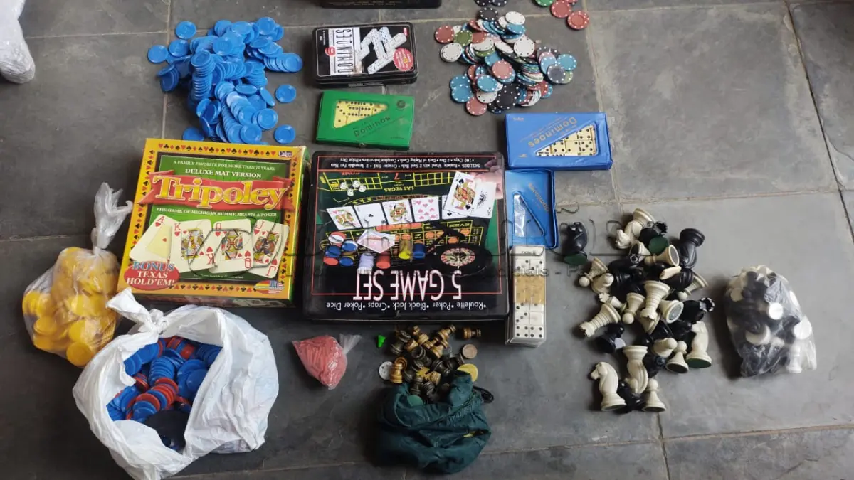 LOTE 450 - LOTE COM DAMAS, BARALHOS, BINGOS, XADREZ. DOMINÓS, POKERS(NO ESTADO)