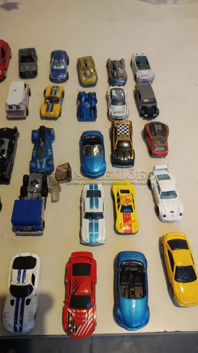 LOTE 451 - LOTE COM 100 CARRINHOS HOT WHEELS E OUTROS MODELOS (NO ESTADO)