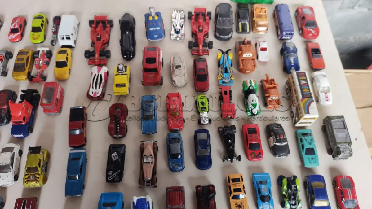 LOTE 447 - LOTE COM 100 CARRINHOS HOT WHEELS E OUTROS MODELOS (NO ESTADO)