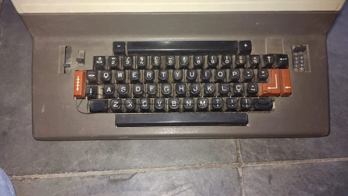 LOTE 539 - MÁQUINA DE ESCREVER ANTIGA FUNCIONANDO PERFEITAMENTE (NO ESTADO)
