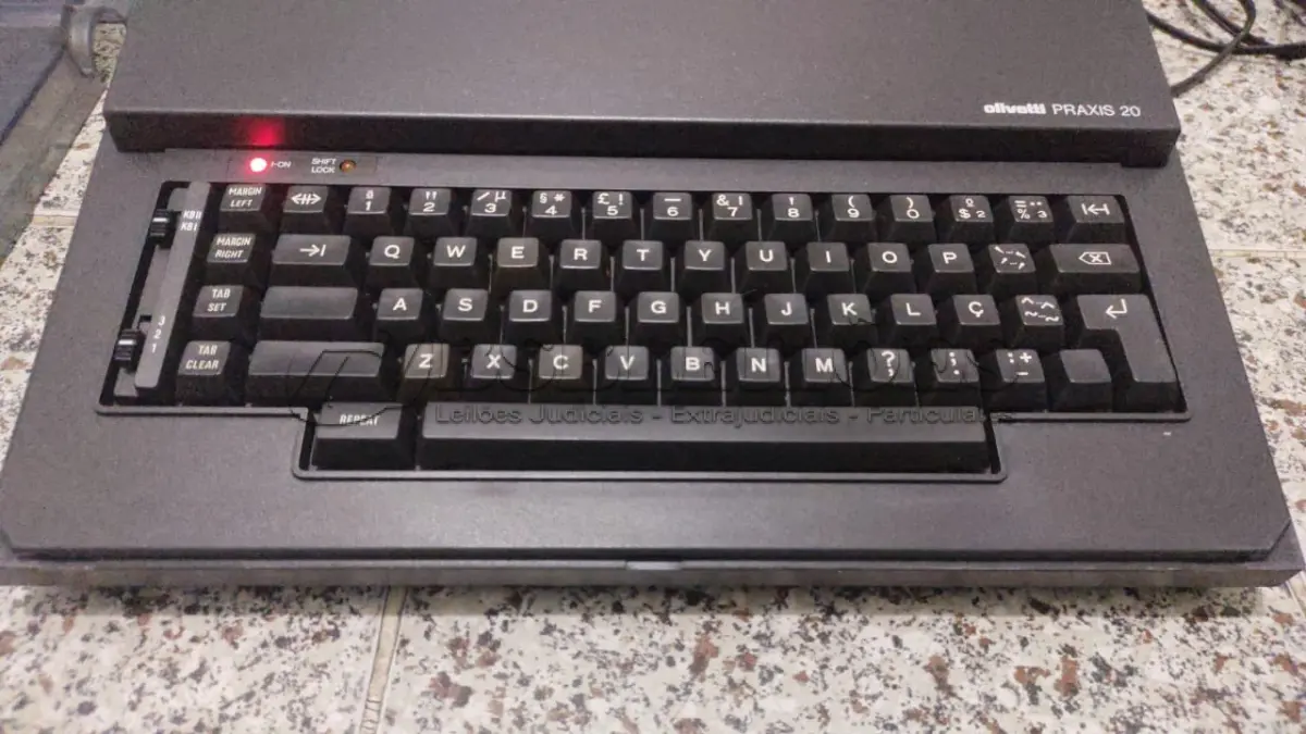 LOTE 562 - MÁQUINA DE ESCREVER ANTIGA FUNCIONANDO PERFEITAMENTE (NO ESTADO)