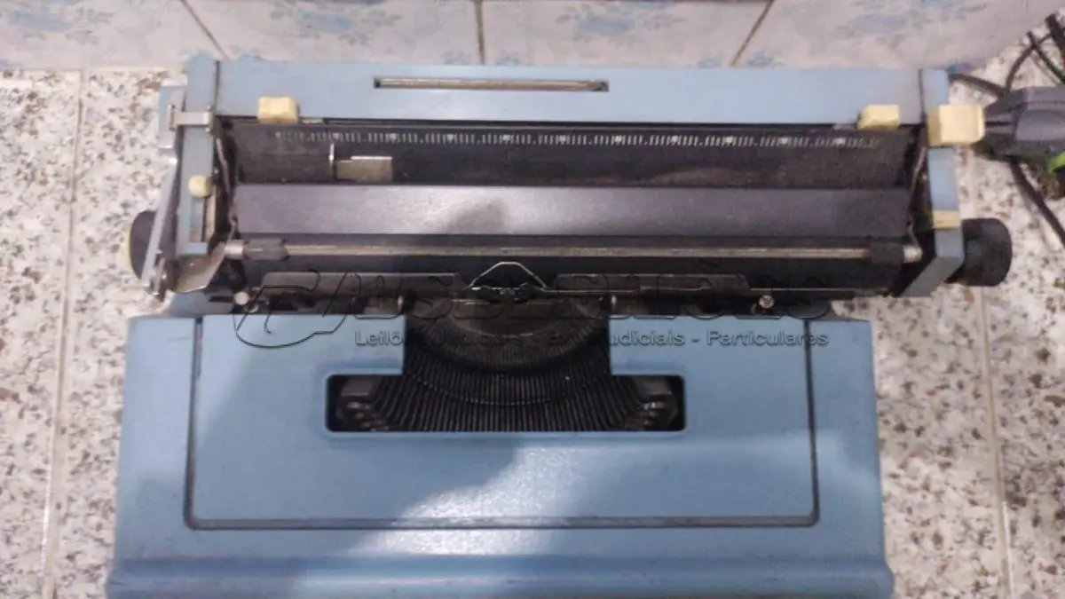 LOTE 561 - MÁQUINA DE ESCREVER ANTIGA FUNCIONANDO PERFEITAMENTE (NO ESTADO)