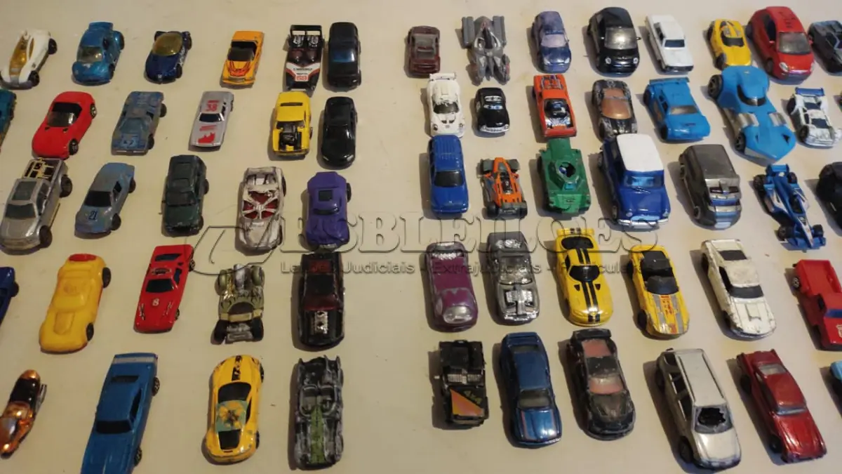 LOTE 451 - LOTE COM 100 CARRINHOS HOT WHEELS E OUTROS MODELOS (NO ESTADO)