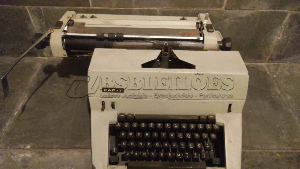 LOTE 567 - MÁQUINA DE ESCREVER ANTIGA FUNCIONANDO PERFEITAMENTE (NO ESTADO)