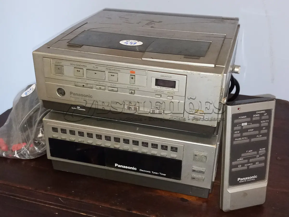 LOTE 465 - ANTIGO VÍDEO CASSETE VHS PORTÁTIL PANASONIC OMNIVISION, MODELO TV-5000, 127V, (NO ESTADO)