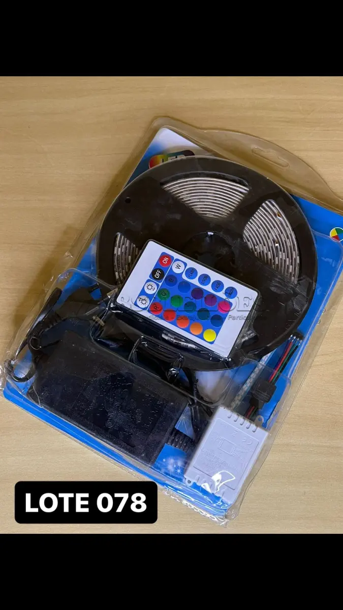 LOTE 078 - 01 FITA LED DE 5 METROS COM CONTROLE REMOTO E DIVERSAS TROCAS DE CORES NO CONTROLE