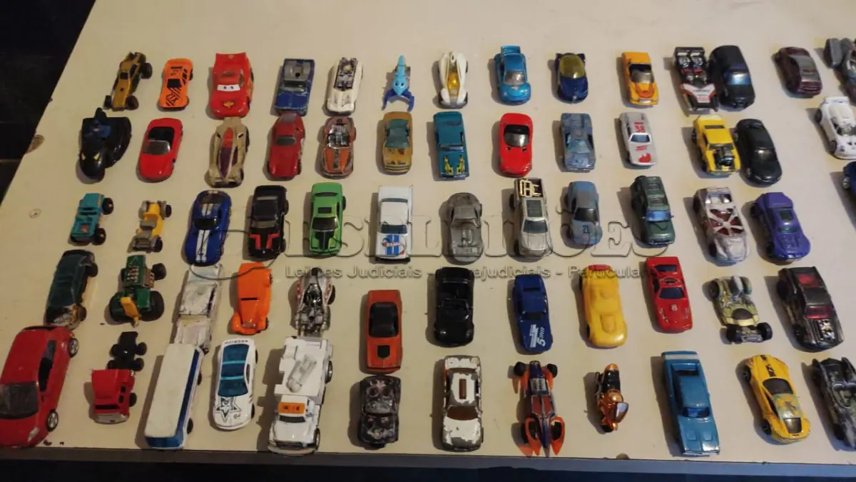 LOTE 451 - LOTE COM 100 CARRINHOS HOT WHEELS E OUTROS MODELOS (NO ESTADO)