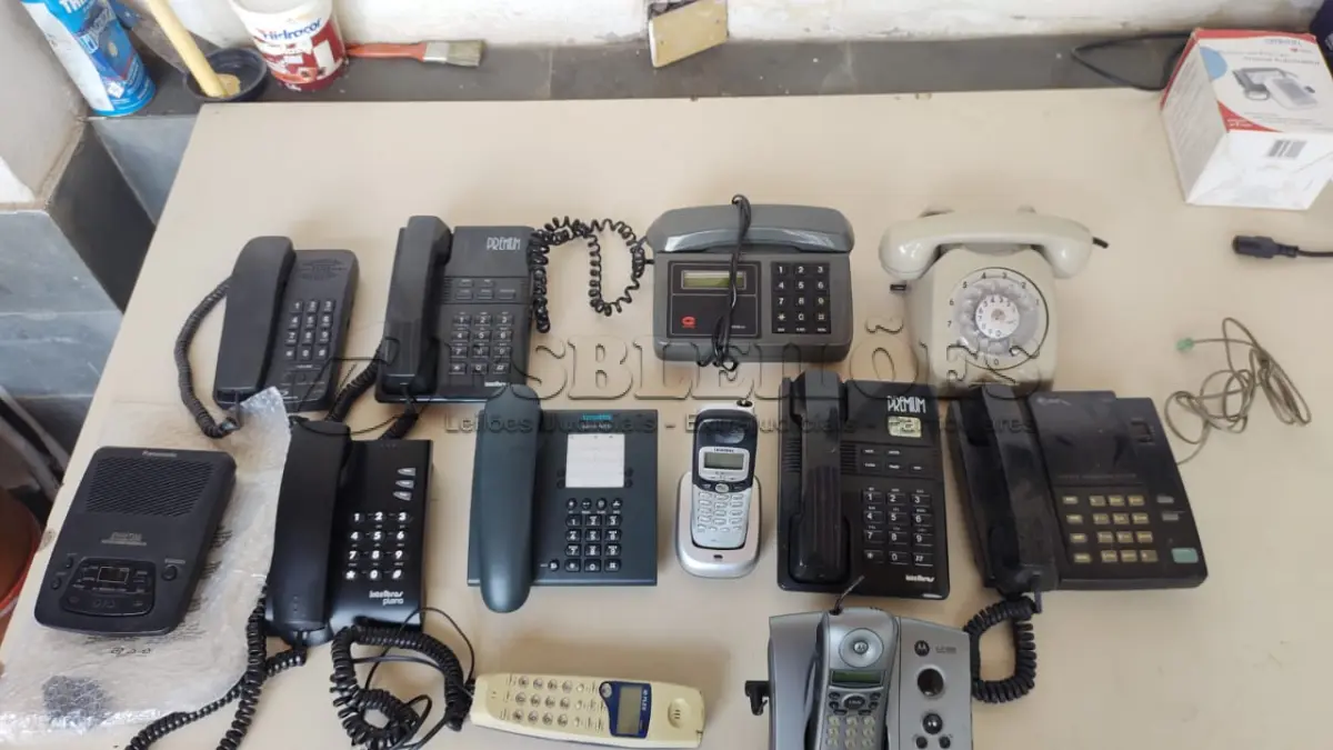 LOTE 494 - LOTE COM DIVERSOS TELEFONES (NO ESTADO)