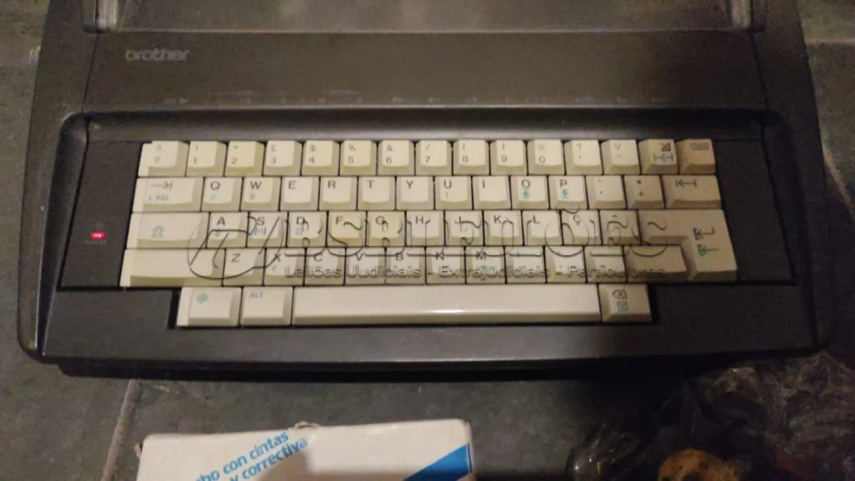 LOTE 554 - MÁQUINA DE ESCREVER ANTIGA FUNCIONANDO PERFEITAMENTE (NO ESTADO)