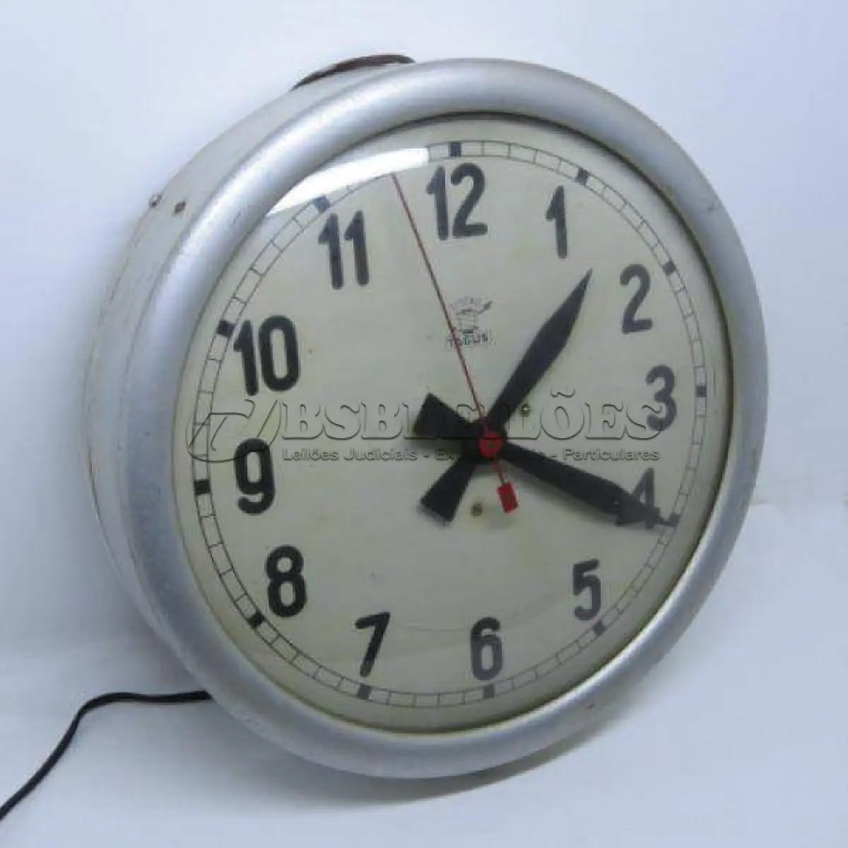 LOTE 476 - RELÓGIO DE PAREDE TAGUS SINCRO - ELÉTRICO, FUNCIONANDO CAIXA EM METAL BEM CONSERVADA VIDRO BOMBE, MEDE 36CM DE DIÂMETRO X 7,5CM DE PROFUNDIDADE.(NO ESTADO)