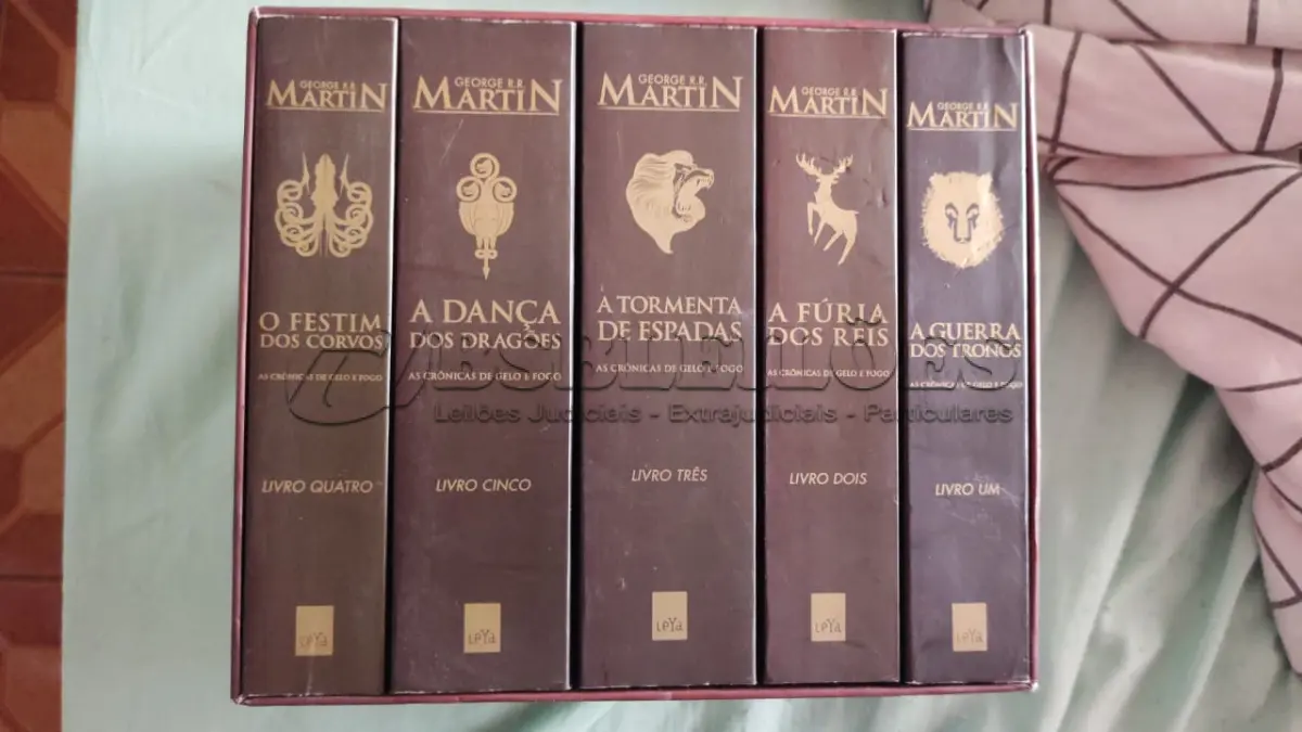 LOTE 613 - BOX - AS CRÔNICAS DE GELO E FOGO - GAME OF THRONES - EDIÇÃO DO COLECIONADOR.(NO ESTADO)
