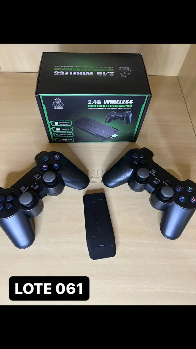 LOTE 061 - 01 VIDEOGAME STICKER COM 2 CONTROLES E CENTENAS DE JOGOS EMBUTIDOS (NO ESTADO)