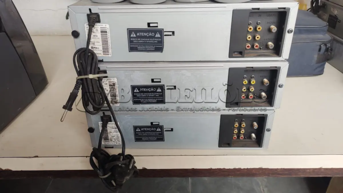 LOTE 437 - LOTE COM 3 VÍDEO CASSETES 7 CABEÇAS FUNCIONANDO PERFEITAMENTE (NO ESTADO)