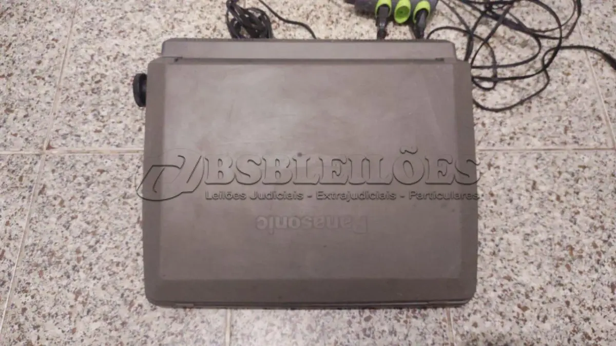LOTE 560 - MÁQUINA DE ESCREVER ANTIGA FUNCIONANDO PERFEITAMENTE (NO ESTADO)