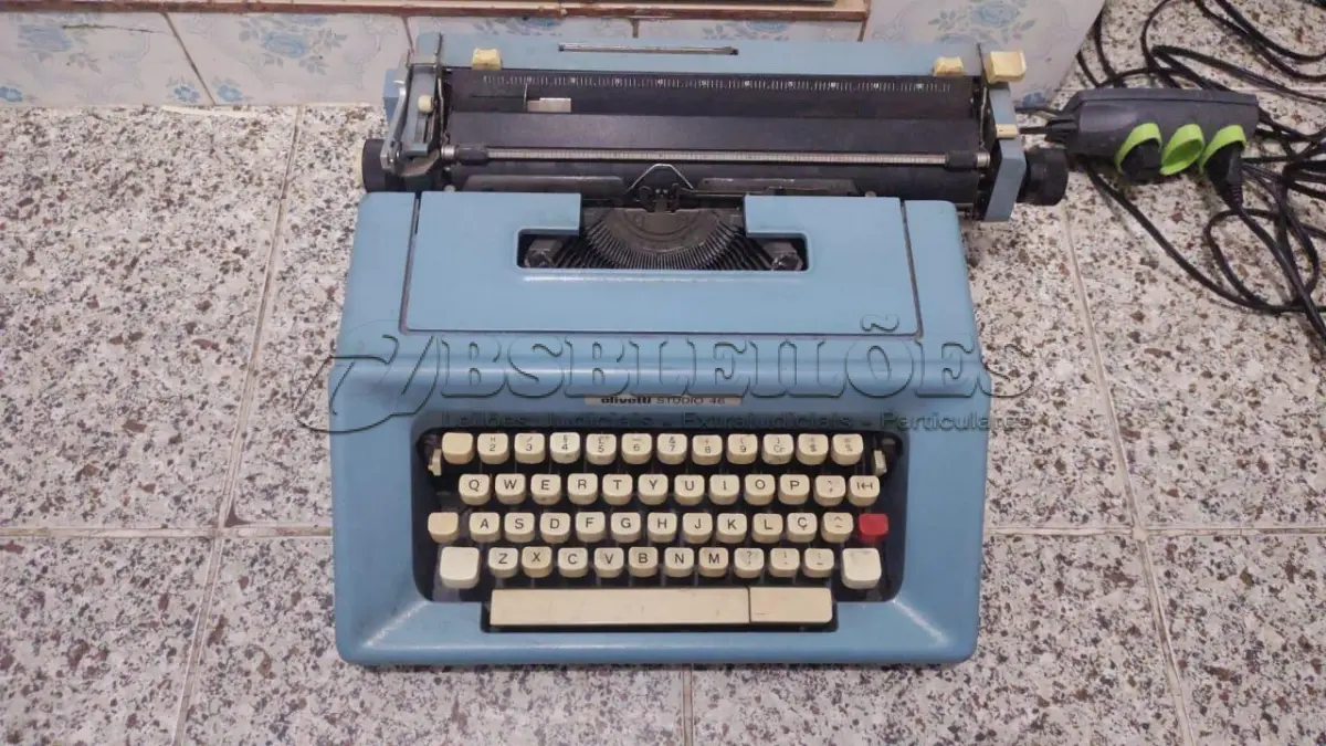 LOTE 561 - MÁQUINA DE ESCREVER ANTIGA FUNCIONANDO PERFEITAMENTE (NO ESTADO)