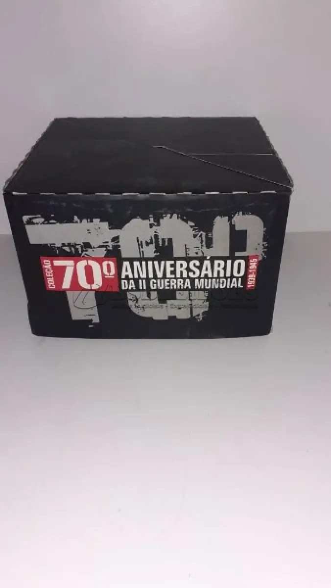 LOTE 592 - COLEÇÃO 70 ª ANIVERSÁRIO DA SEGUNDA GUERRA MUNDIAL COMPLETA COM LIVROS E DVDS (NO ESTADO)