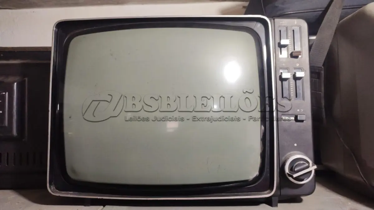 LOTE 472 - ANTIGA TV PHILIPS PRETA E BRANCA FUNCIONANDO ATE O MOMENTO LARGURA 48 CM, ALTURA 35CM, (NO ESTADO)