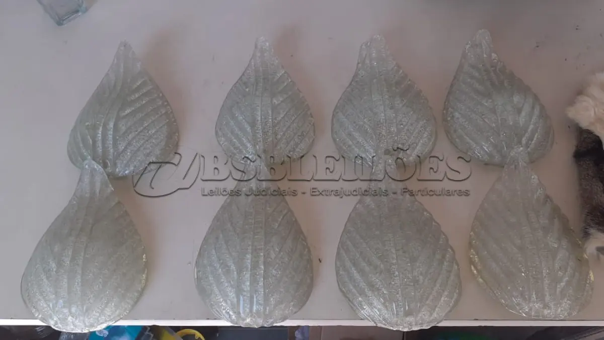 LOTE 479 - LOTE COM 3 ABAJURES ANTIGOS EM BRONZEMAUS CRISTAIS PARA ABAJURES (NO ESTADO)