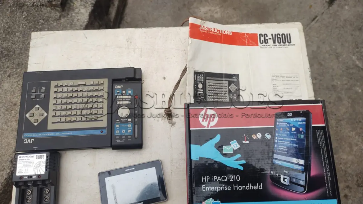 LOTE 431 - LOTE COM 1 HP IPAQ 210,1 GPS,1 CARREGADOR DE PILHAS E U1 EDITOR DE VÍDEO (NO ESTADO)