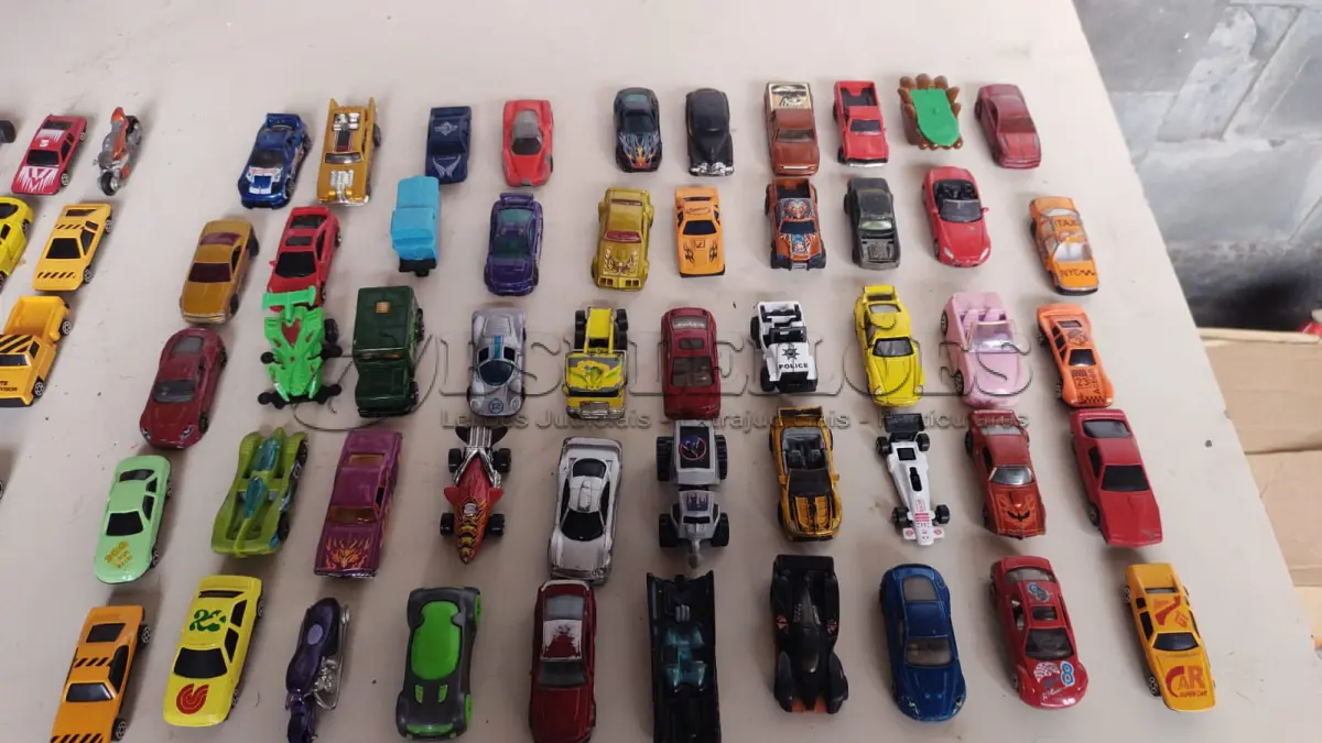 LOTE 449 - LOTE COM 100 CARRINHOS HOT WHEELS E OUTROS MODELOS (NO ESTADO)