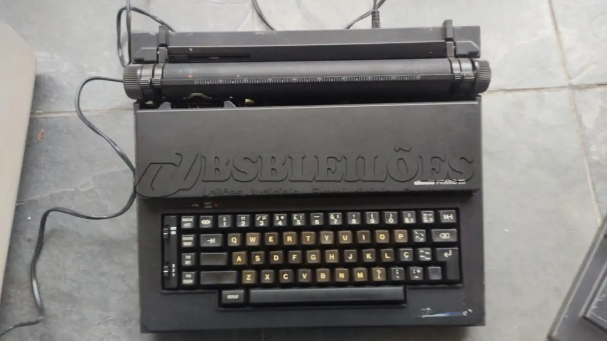 LOTE 538 - MÁQUINA DE ESCREVER ANTIGA FUNCIONANDO PERFEITAMENTE (NO ESTADO)