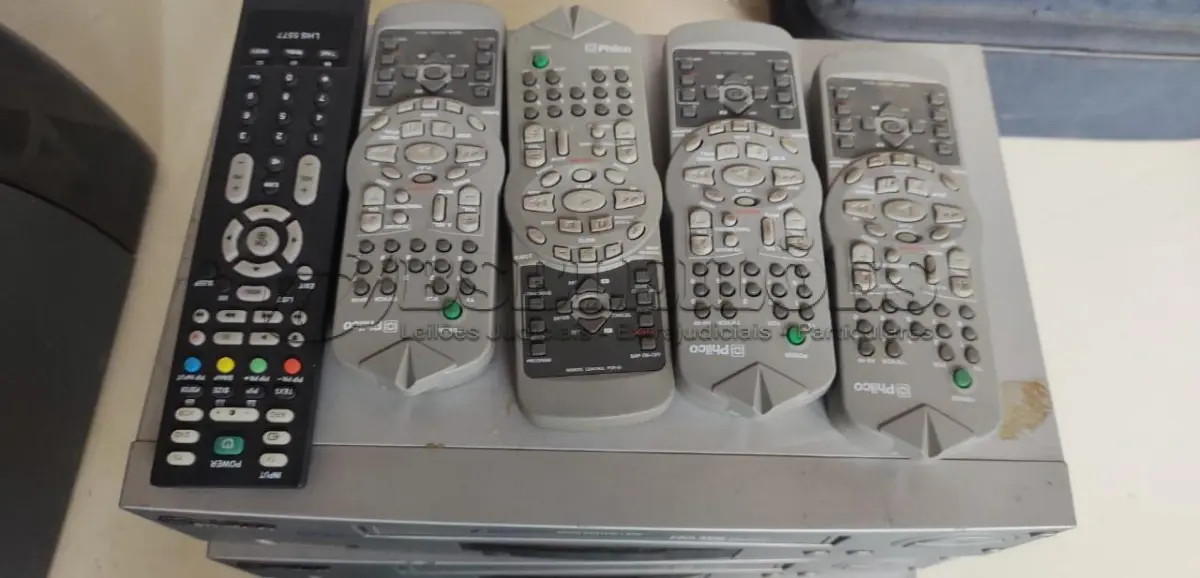 LOTE 437 - LOTE COM 3 VÍDEO CASSETES 7 CABEÇAS FUNCIONANDO PERFEITAMENTE (NO ESTADO)
