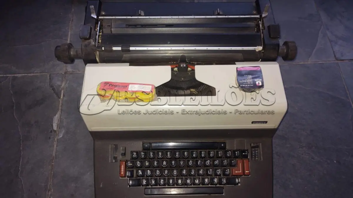 LOTE 539 - MÁQUINA DE ESCREVER ANTIGA FUNCIONANDO PERFEITAMENTE (NO ESTADO)