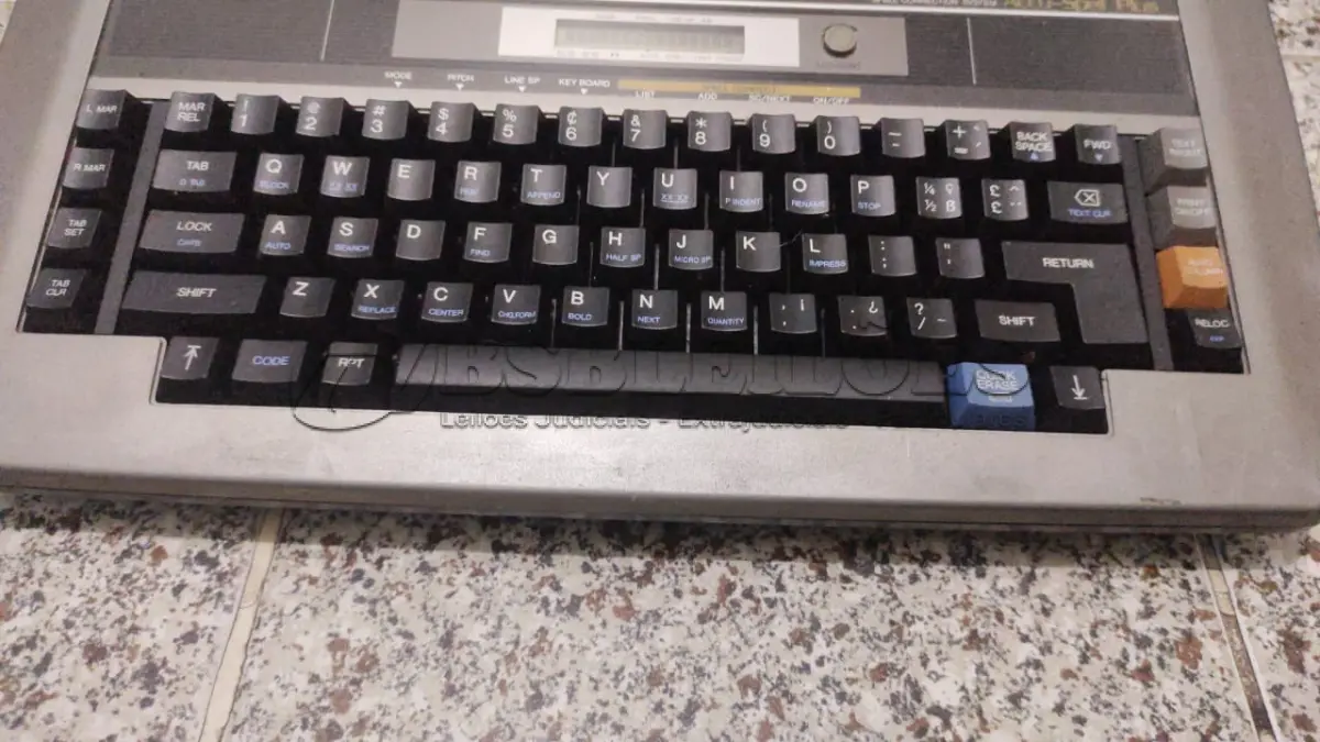 LOTE 555 - MÁQUINA DE ESCREVER ANTIGA FUNCIONANDO PERFEITAMENTE (NO ESTADO)