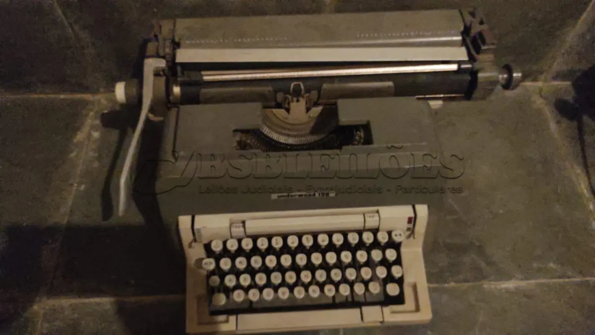 LOTE 566 - MÁQUINA DE ESCREVER ANTIGA FUNCIONANDO PERFEITAMENTE (NO ESTADO)