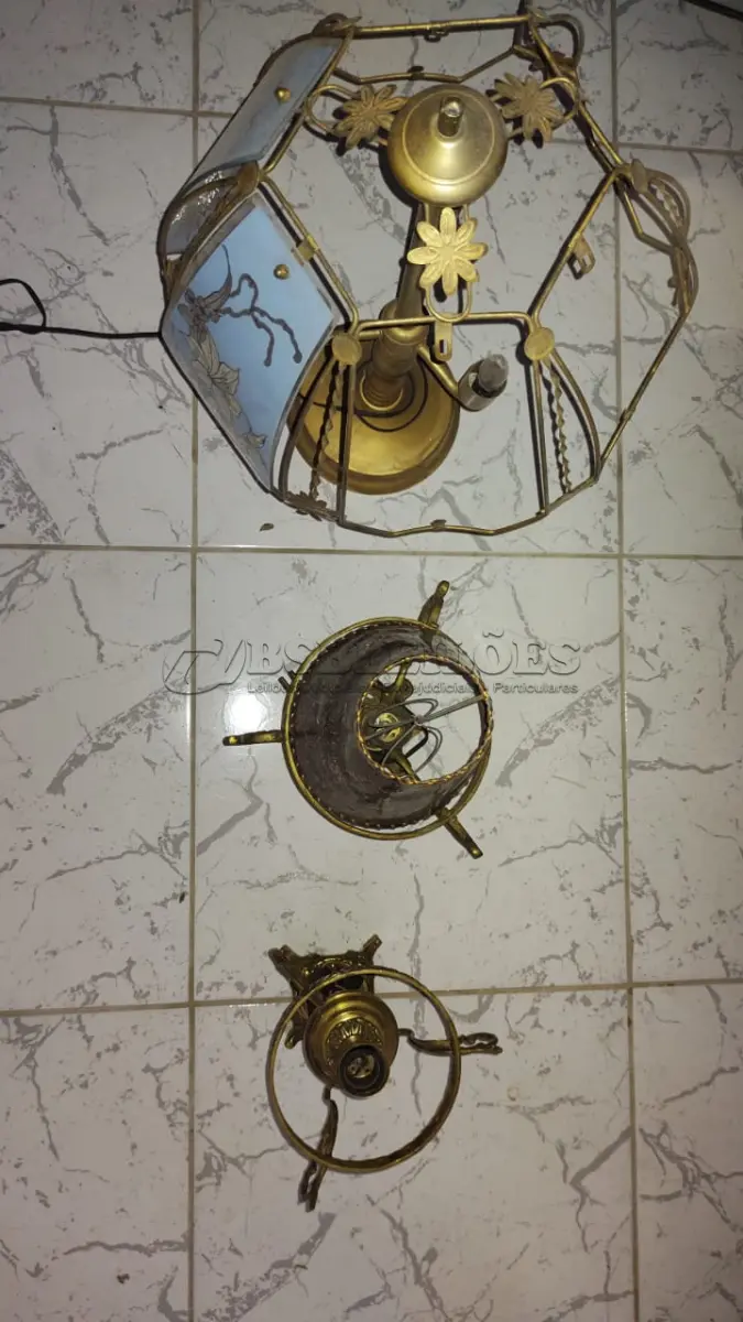 LOTE 479 - LOTE COM 3 ABAJURES ANTIGOS EM BRONZEMAUS CRISTAIS PARA ABAJURES (NO ESTADO)