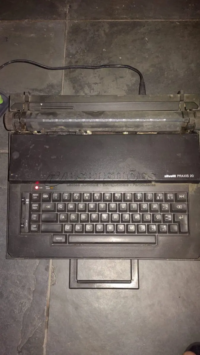 LOTE 547 - MÁQUINA DE ESCREVER ANTIGA FUNCIONANDO PERFEITAMENTE (NO ESTADO)