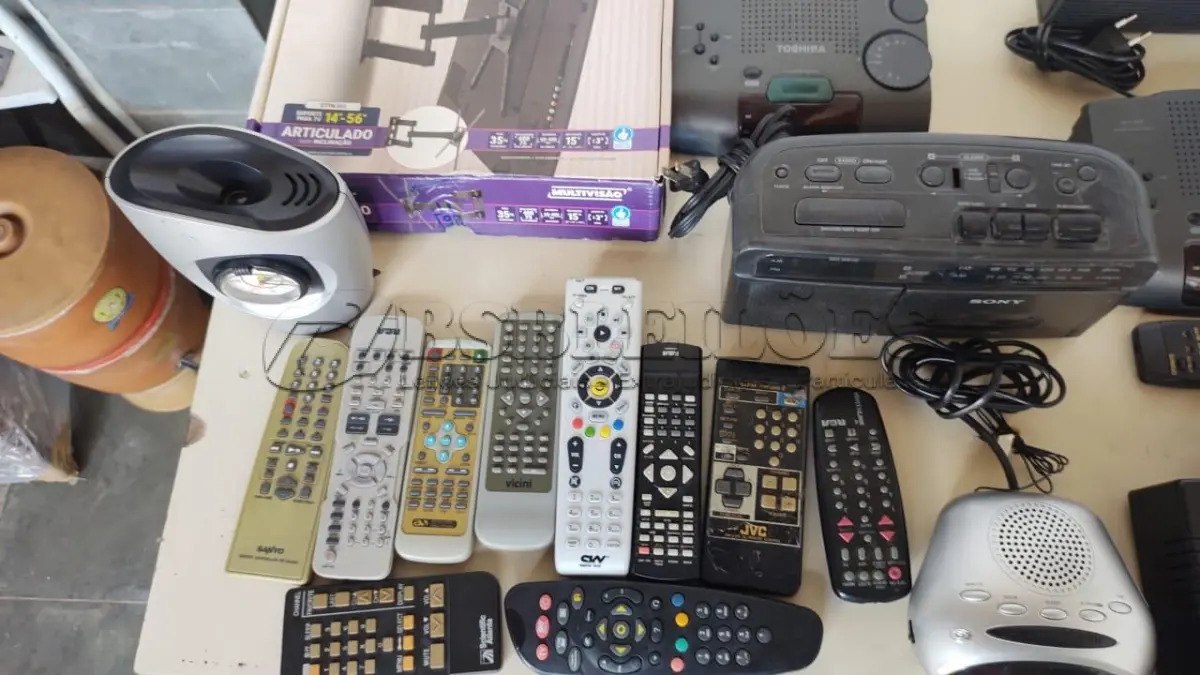LOTE 509 - LOTE COM SONS VÍDEOS CASSETES TODOS LIGANDO SEM TEST DE FUNCIONAMENTO (NO ESTADO)