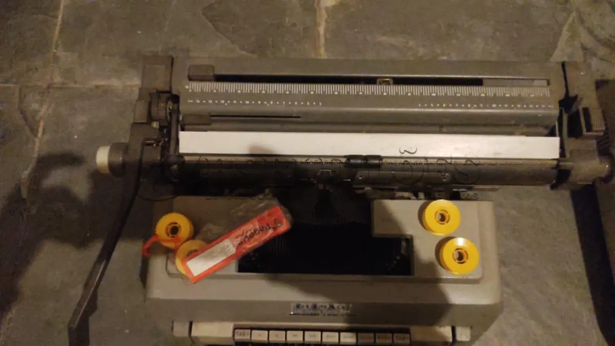 LOTE 569 - MÁQUINA DE ESCREVER ANTIGA FUNCIONANDO PERFEITAMENTE (NO ESTADO)